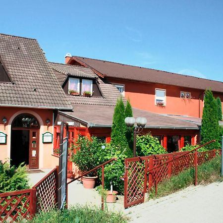 Vasmacska Panzió Hotel Komárom Exterior foto