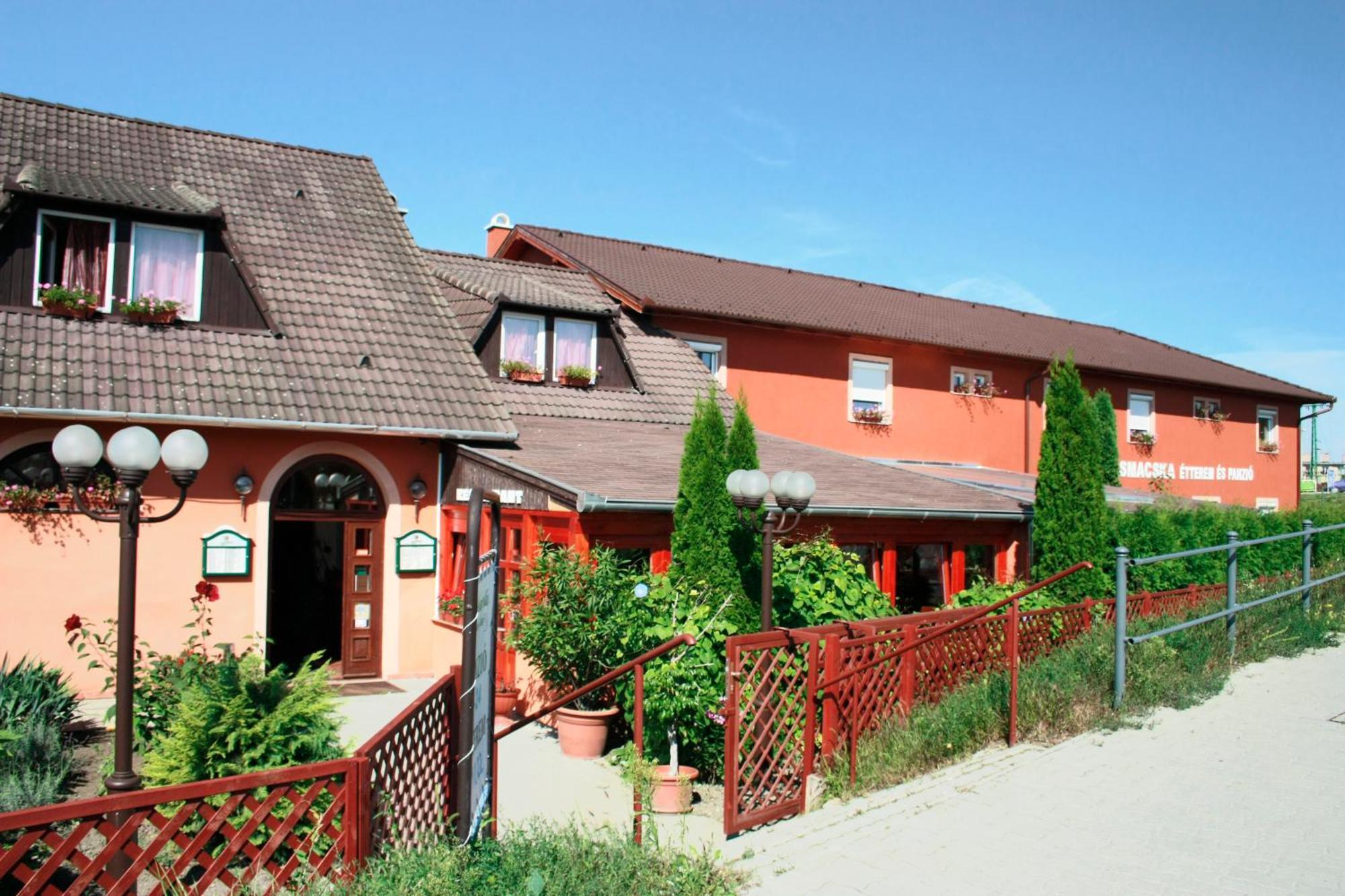 Vasmacska Panzió Hotel Komárom Exterior foto