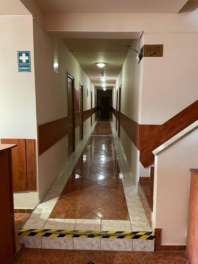 Vasmacska Panzió Hotel Komárom Exterior foto